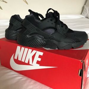 Black Nike Huarache Run
